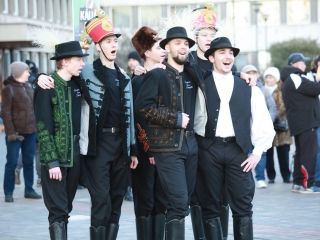 Huszáros villámcsődület a Városháza téren - fotó: 