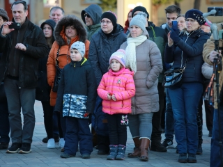 Huszáros villámcsődület a Városháza téren - fotó: 