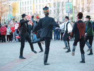 Huszáros villámcsődület a Városháza téren - fotó: 
