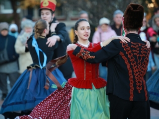 Huszáros villámcsődület a Városháza téren - fotó: 