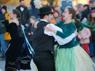 Huszáros villámcsődület a Városháza téren - fotó: 