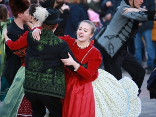 Huszáros villámcsődület a Városháza téren - fotó: 