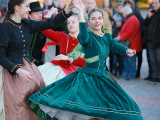 Huszáros villámcsődület a Városháza téren - fotó: 