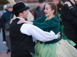 Huszáros villámcsődület a Városháza téren - fotó: 