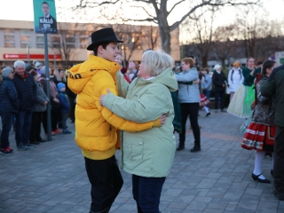 Huszáros villámcsődület a Városháza téren - fotó: 