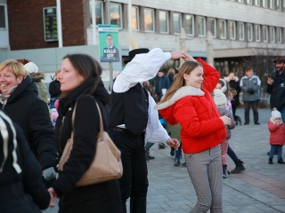 Huszáros villámcsődület a Városháza téren - fotó: 