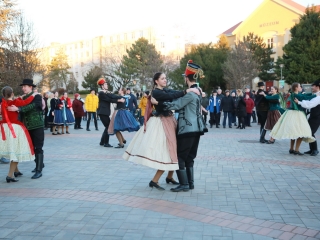 Huszáros villámcsődület a Városháza téren - fotó: 