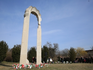 Ünnepség a forradalmi emlékműnél (2022) - fotó: 