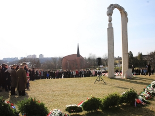 Ünnepség a forradalmi emlékműnél (2022) - fotó: 