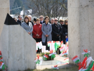 Ünnepség a forradalmi emlékműnél (2022) - fotó: 