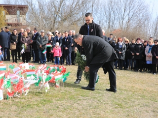 Ünnepség a forradalmi emlékműnél (2022) - fotó: 