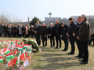 Ünnepség a forradalmi emlékműnél (2022) - fotó: 