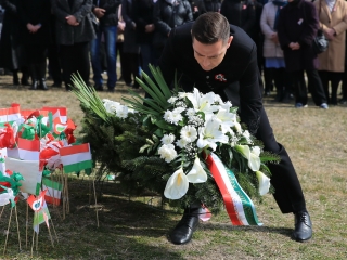 Ünnepség a forradalmi emlékműnél (2022) - fotó: 