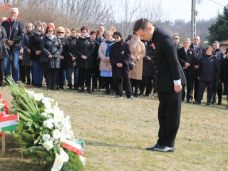 Ünnepség a forradalmi emlékműnél (2022) - fotó: 