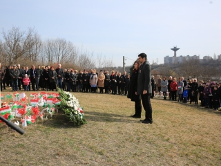 Ünnepség a forradalmi emlékműnél (2022) - fotó: 