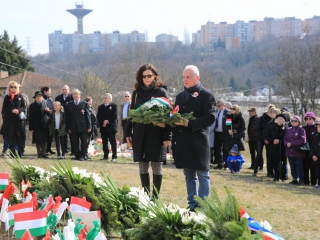 Ünnepség a forradalmi emlékműnél (2022) - fotó: 