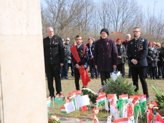 Ünnepség a forradalmi emlékműnél (2022) - fotó: 