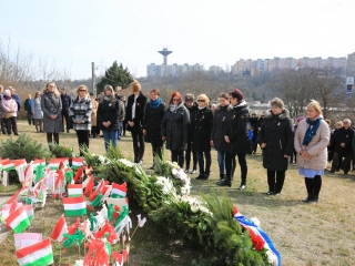 Ünnepség a forradalmi emlékműnél (2022) - fotó: 