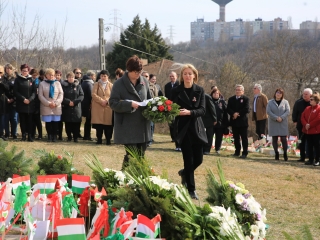 Ünnepség a forradalmi emlékműnél (2022) - fotó: 