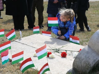 Ünnepség a forradalmi emlékműnél (2022) - fotó: 