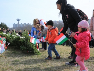 Ünnepség a forradalmi emlékműnél (2022) - fotó: 