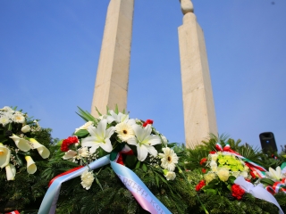 Ünnepség a forradalmi emlékműnél (2022) - fotó: 