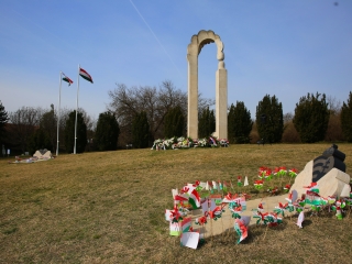 Ünnepség a forradalmi emlékműnél (2022) - fotó: 