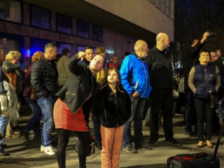 Demonstráció a békéért a Városházánál! - fotó: 