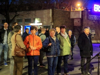 Demonstráció a békéért a Városházánál! - fotó: 