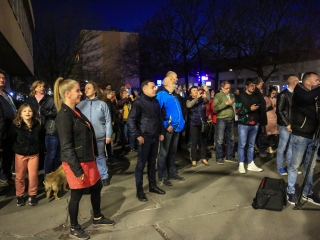 Demonstráció a békéért a Városházánál! - fotó: 
