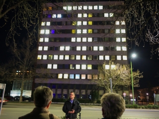 Demonstráció a békéért a Városházánál! - fotó: 