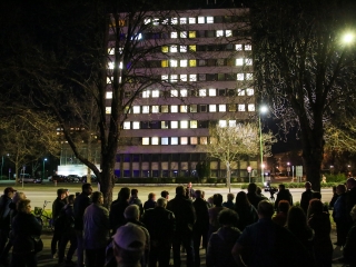 Demonstráció a békéért a Városházánál! - fotó: 