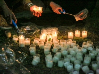 Demonstráció a békéért a Városházánál! - fotó: 