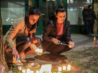 Demonstráció a békéért a Városházánál! - fotó: 