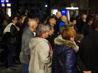 Demonstráció a békéért a Városházánál! - fotó: 