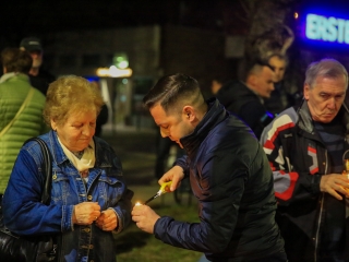 Demonstráció a békéért a Városházánál! - fotó: 