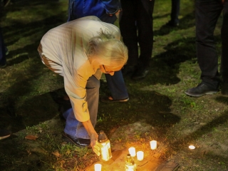 Demonstráció a békéért a Városházánál! - fotó: 
