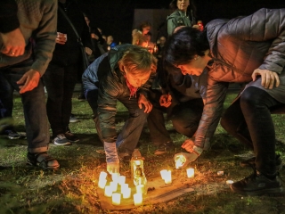 Demonstráció a békéért a Városházánál! - fotó: 