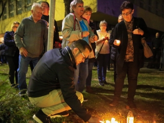 Demonstráció a békéért a Városházánál! - fotó: 
