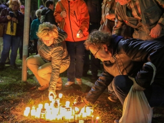 Demonstráció a békéért a Városházánál! - fotó: 