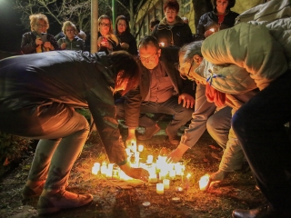 Demonstráció a békéért a Városházánál! - fotó: 