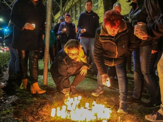 Demonstráció a békéért a Városházánál! - fotó: 
