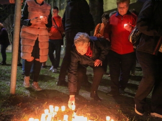Demonstráció a békéért a Városházánál! - fotó: 