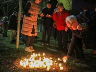 Demonstráció a békéért a Városházánál! - fotó: 