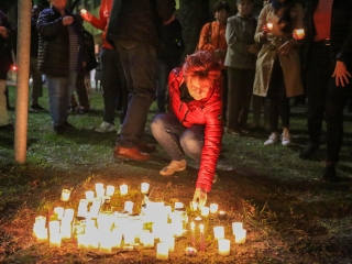 Demonstráció a békéért a Városházánál! - fotó: 