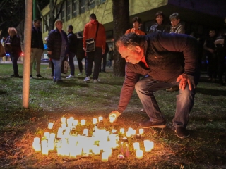Demonstráció a békéért a Városházánál! - fotó: 
