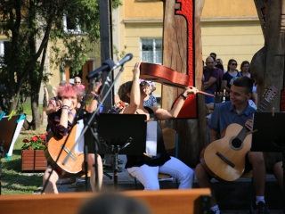 A Sándor Frigyes Zeneiskola tanévzáró koncertje a lakatolós téren (2022) - fotó: 