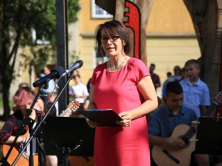 A Sándor Frigyes Zeneiskola tanévzáró koncertje a lakatolós téren (2022) - fotó: 