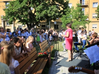 A Sándor Frigyes Zeneiskola tanévzáró koncertje a lakatolós téren (2022) - fotó: 