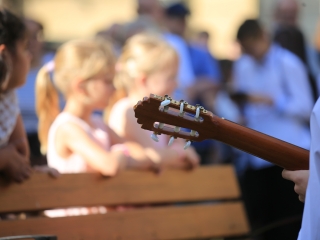 A Sándor Frigyes Zeneiskola tanévzáró koncertje a lakatolós téren (2022) - fotó: 
